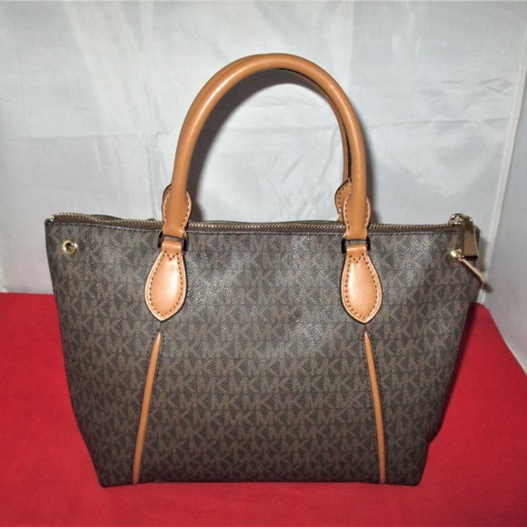 Michael Kors Sierra Signature Medium Messenger  #3348
